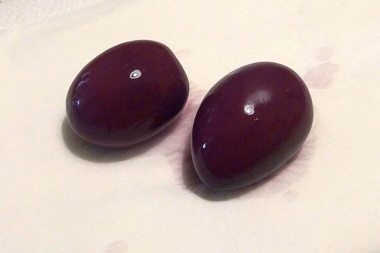 Detalle de aceituna negra con hueso