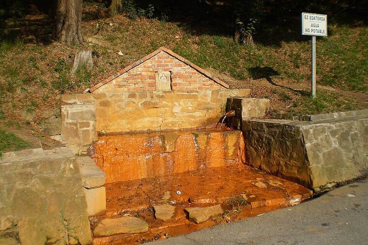 Agua mineral mineralización debil