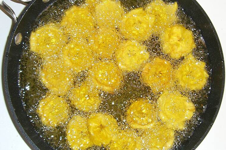 Calamares en aceite vegetal, ingrediente de receta de calamares fritos con piña (muc xao thom)