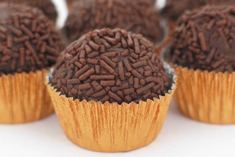 Chocolate con nueces de macadamia, uno de los ingredientes de receta de pastel de chocolate con vino de oporto