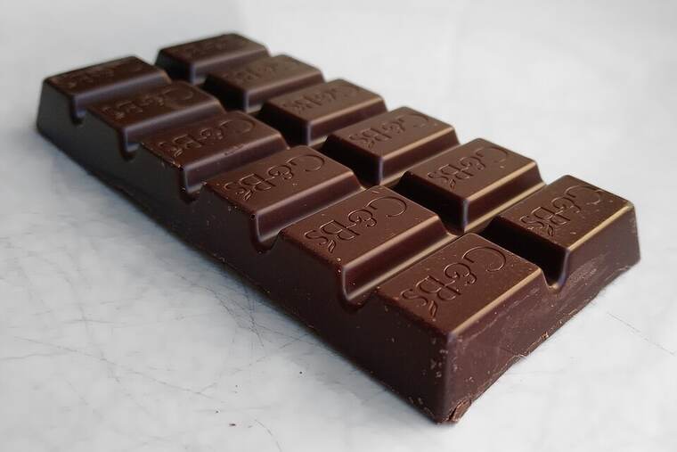 Chocolate negro con almendras