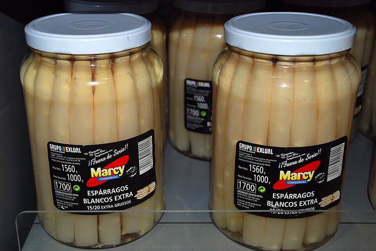 Esparragos blancos en conserva, uno de los ingredientes de receta de envoltura de espárragos