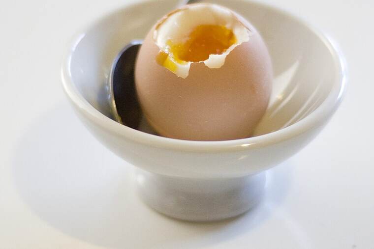 Huevo de codorniz entero crudo, uno de los ingredientes de receta de huevos benedictinos