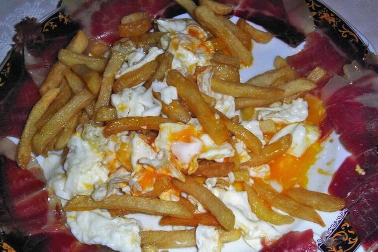 Detalle de huevo de gallina frito