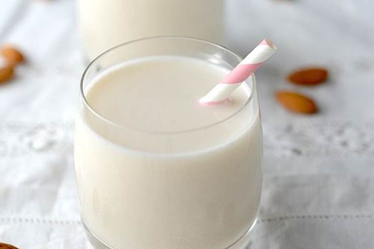 Leche de almendra, ingrediente de receta de pan de miel y suero de leche