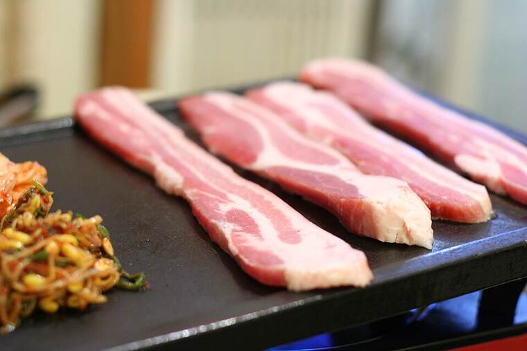 Detalle de lengua de cerdo cruda