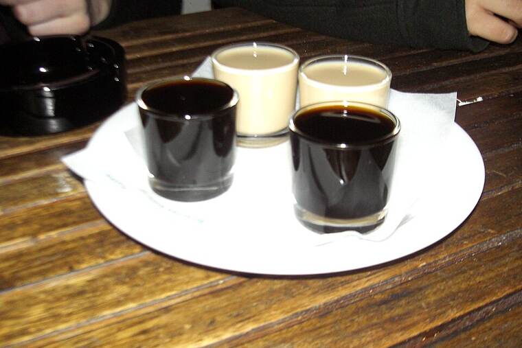 Licor de café, ingrediente de receta de bizcocho de brandy de albaricoque y licor de durazno