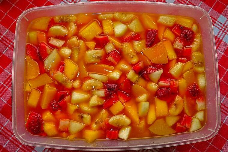 Detalle de macedonia de frutas conserva en su jugo