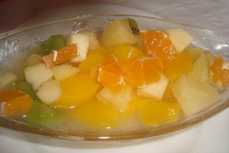 Macedonia de frutas conserva en su jugo