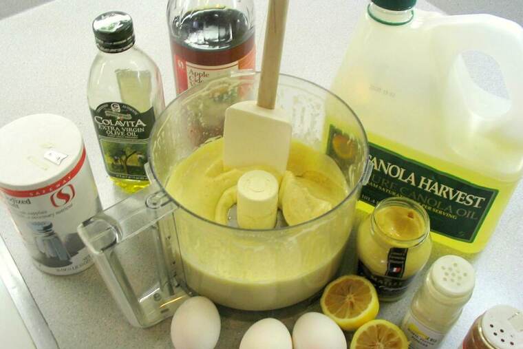 Mayonesa baja en calorías, ingrediente de ensalada blt con receta de aderezo de mayonesa y albahaca