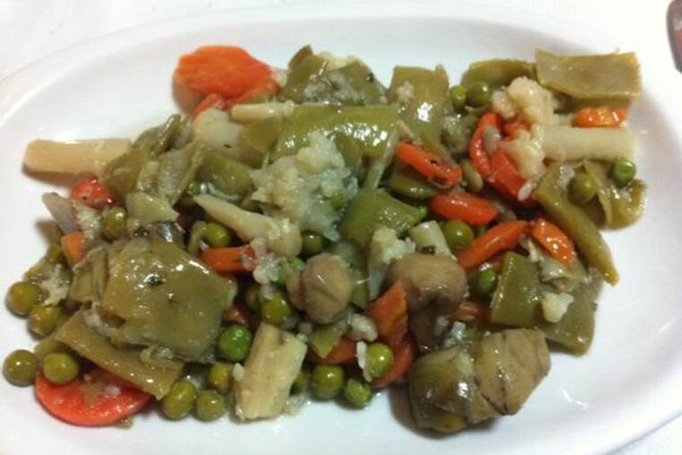 Detalle de menestra de verduras congelada