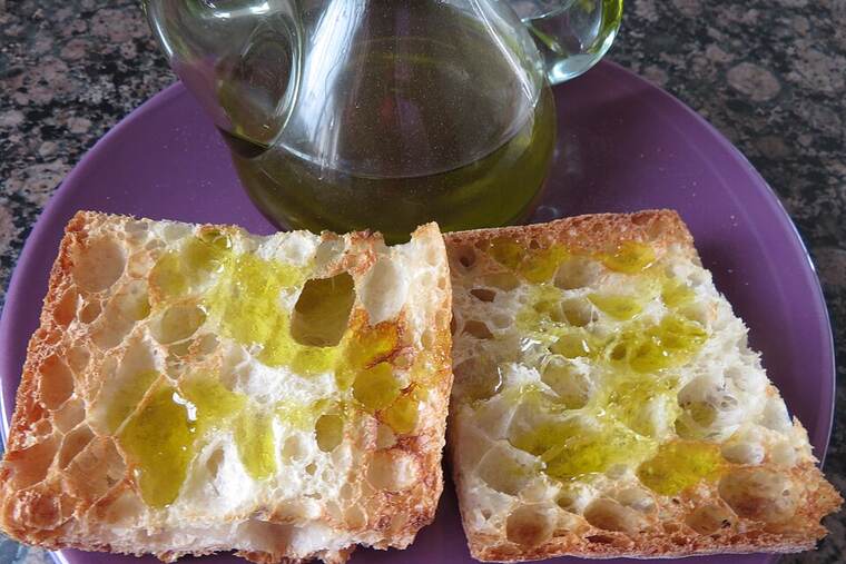 Pan blanco tostado, uno de los ingredientes de chile blanco con receta de pavo molido