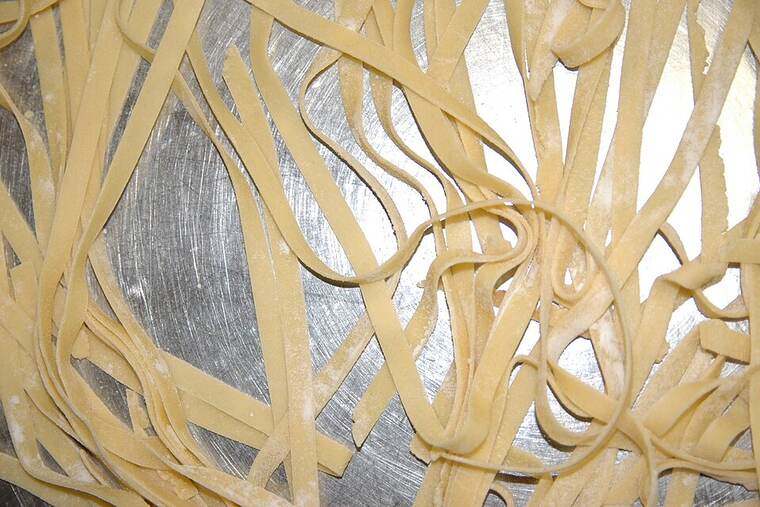 Pasta alimenticia con huevo cruda