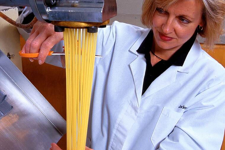 Detalle de pasta alimenticia con huevo cruda
