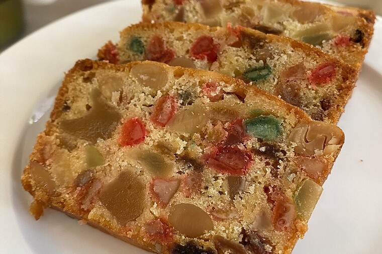 Detalle de pastel con fruta confitada
