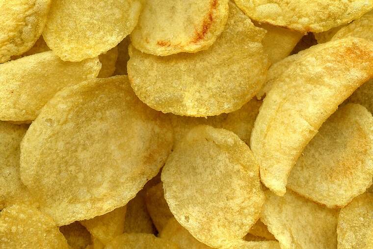 Patatas fritas chips, uno de los ingredientes de receta frittata de patatas y verduras