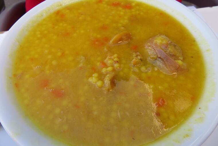 Sopa de sobre maravilla, uno de los ingredientes de receta de sopa de pollo con fideos asiáticos