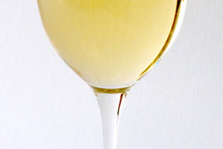 Vino blanco, uno de los ingredientes de merluza en salsa verde