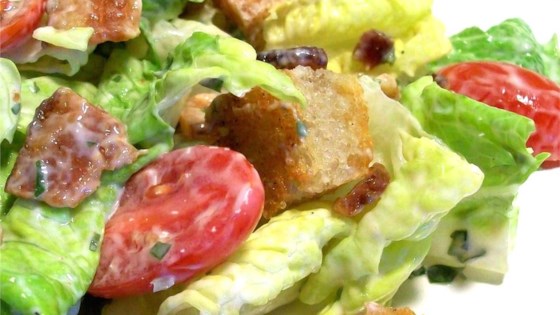 Ensalada BLT con receta de aderezo de mayonesa y albahaca