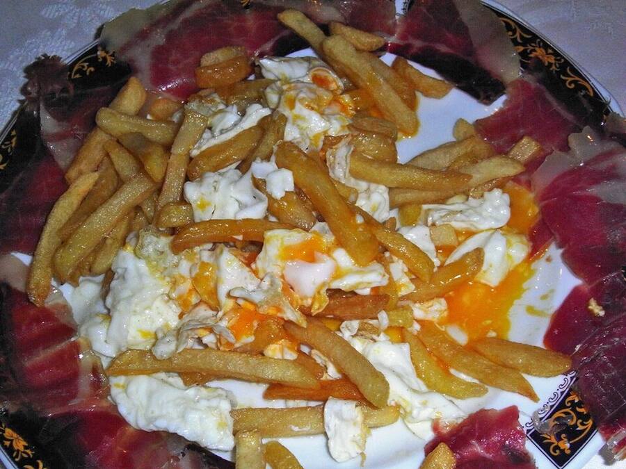 Huevos rotos con jamón