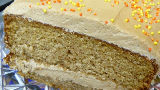 Nueva receta de pastel Duchess Spice con glaseado de crema de mantequilla de arce