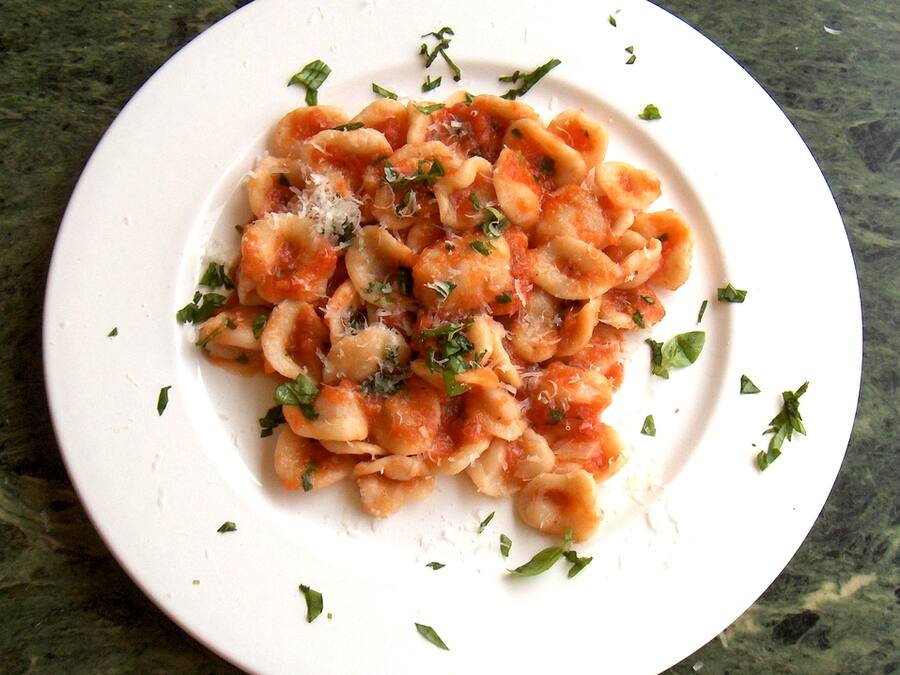 Pasta con tomate y albahaca