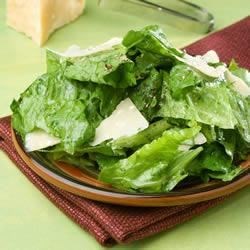 Receta de aderezo de lechuga romana con ajo, limón y anchoas