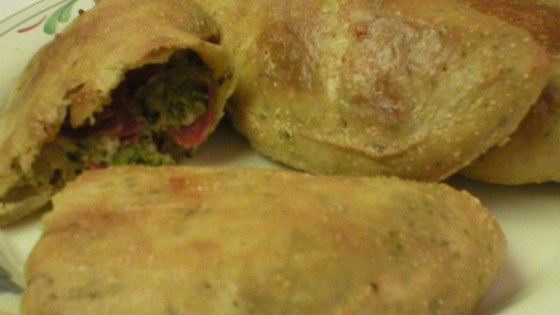 Receta de calzones de brócoli, pepperoni y tres quesos
