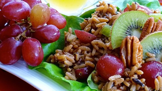 Receta de ensalada de arroz salvaje con frutos secos, kiwi y uvas rojas