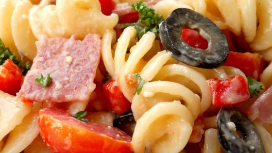 'Receta de ensalada de pasta italiana para los amantes del salami'