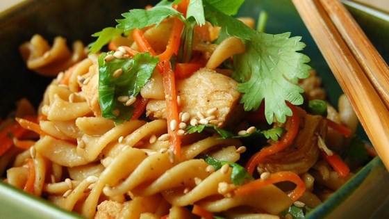 Receta de ensalada de pollo con pasta de sésamo