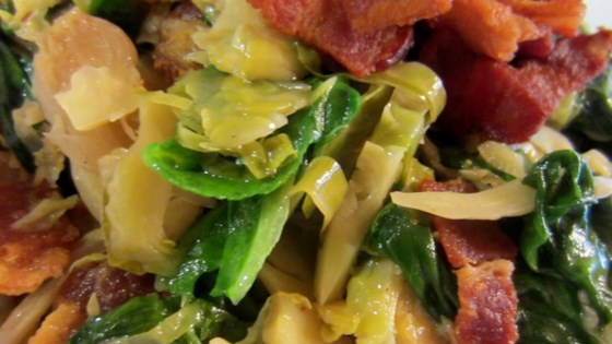 Receta de ensalada tibia de coles de Bruselas, tocino y espinacas
