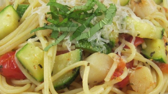 Receta de pasta con vieiras, calabacín y tomates