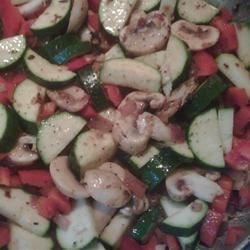 Receta de pasta de salchicha, calabacín y dos pimientos