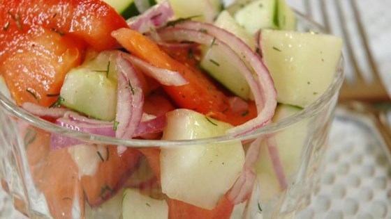 Receta de pepinos y tomates crujientes en aderezo de eneldo