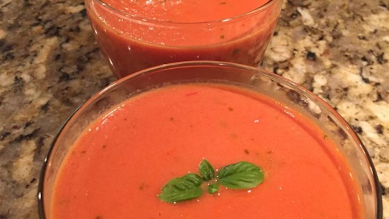Receta rica y cremosa de sopa de tomate y albahaca
