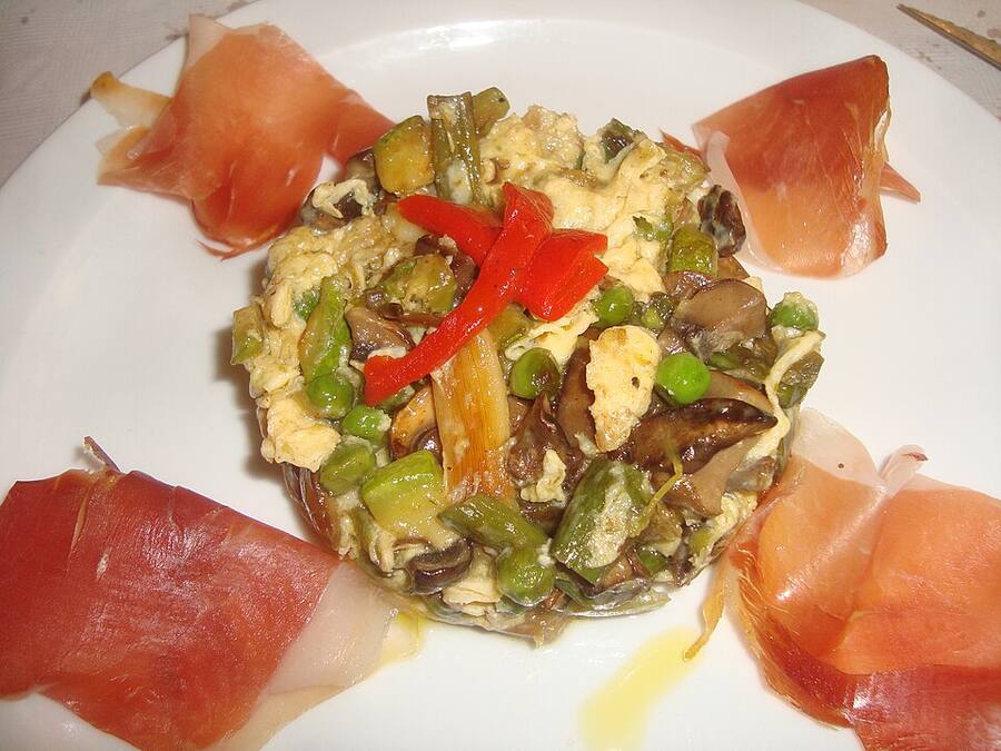 Revuelto de espárragos con jamón