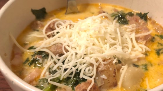 Rica receta italiana de sopa de patata y salchicha