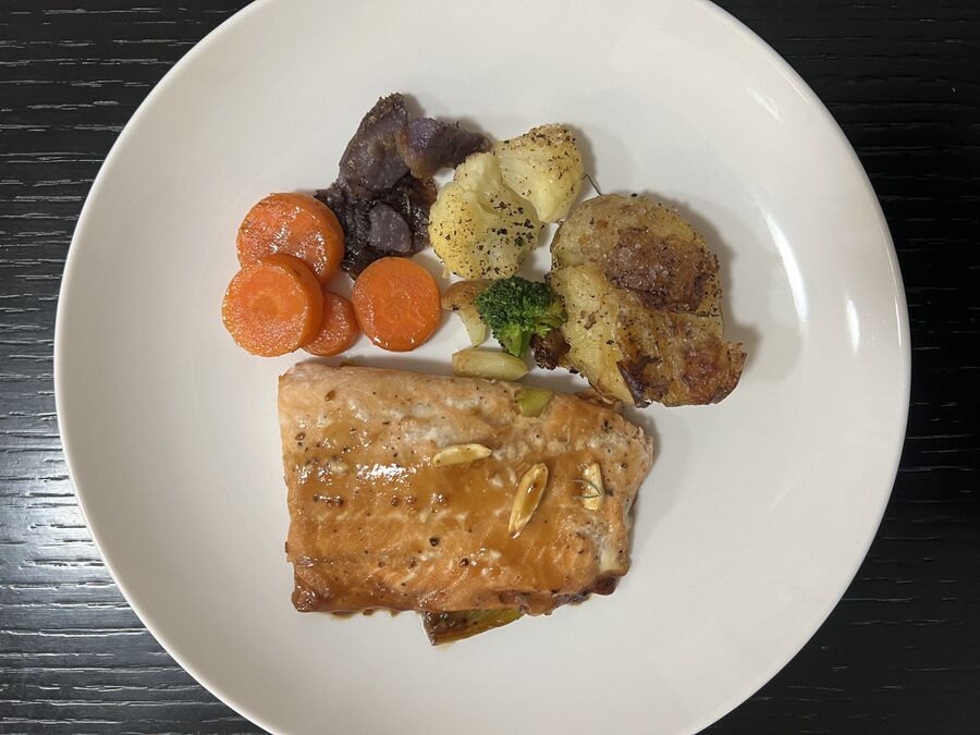 Salmón al horno con verduras