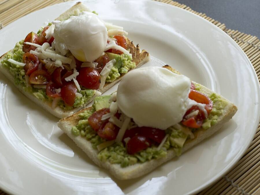 Tostada de aguacate y huevo escalfado